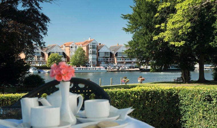 Thamesfield Retirement Villages In Henley On Thames Relax Outside